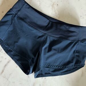 Lululemon size 4 hotty hot low rise blue/navy short like new